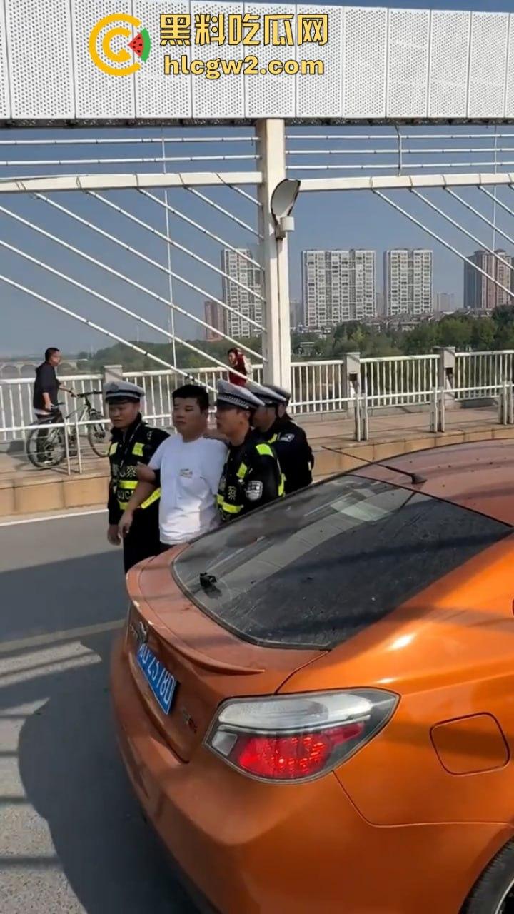 湖南衡阳小伙为求女友复合上演轻生苦肉计 中途又反悔 “桥不跳了,人还是要带走的!”-2