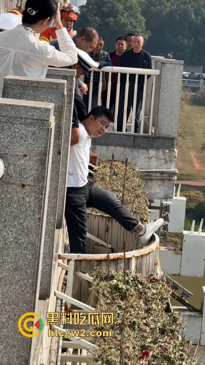 湖南衡阳小伙为求女友复合上演轻生苦肉计 中途又反悔 “桥不跳了,人还是要带走的!”-3