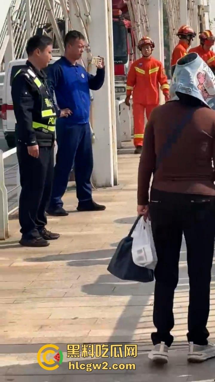 湖南衡阳小伙为求女友复合上演轻生苦肉计 中途又反悔 “桥不跳了,人还是要带走的!”-7