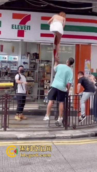 香港小三捉奸711楼上酒店光腚翻窗大逃亡，屁股一晃露逼惊呆众人，阿三救人嘴喊加油眼睛死盯骚逼-2