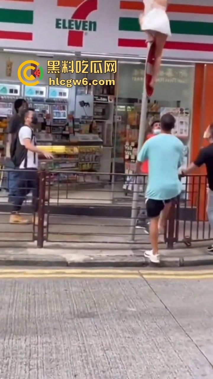 香港小三捉奸711楼上酒店光腚翻窗大逃亡，屁股一晃露逼惊呆众人，阿三救人嘴喊加油眼睛死盯骚逼-10