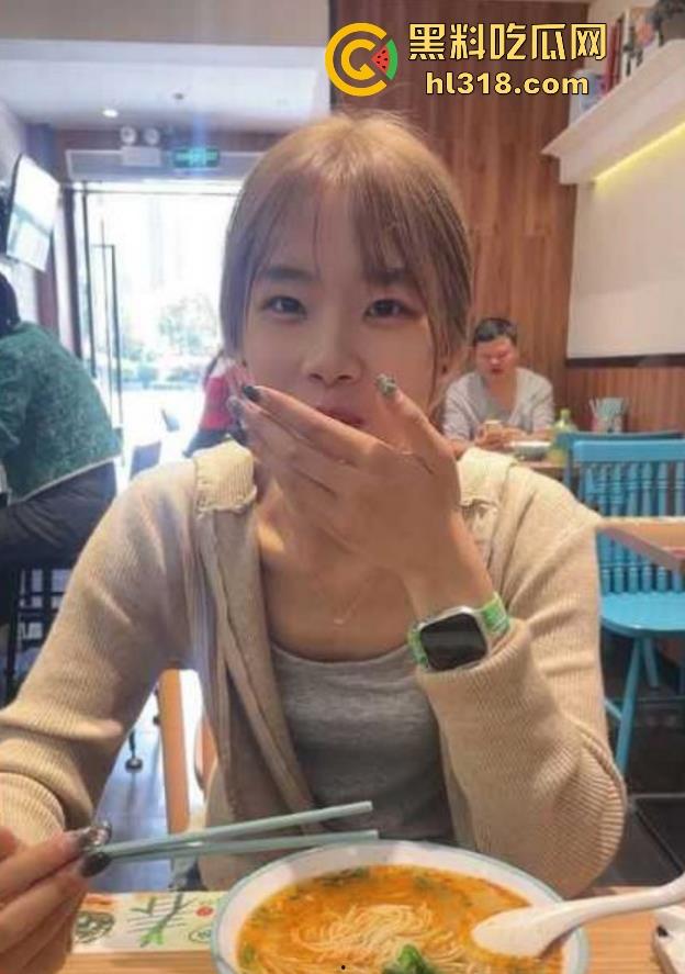 湖南工商职业学院超清纯学妹【刘晓葵】网恋裸聊遭渣男录屏，脸穴同框自慰，粉嫩娇躯浓密私处，反差拉满！-2