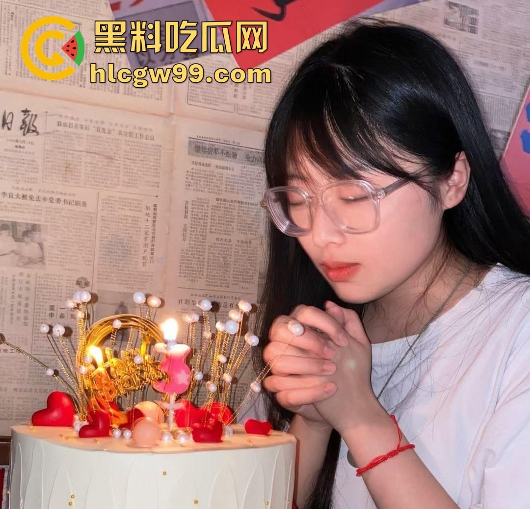 青海大学 女大学生 【伍悦 】被男友调教玩弄 伍悦脱光后 下面肥美的鲍鱼真是太美了！-2