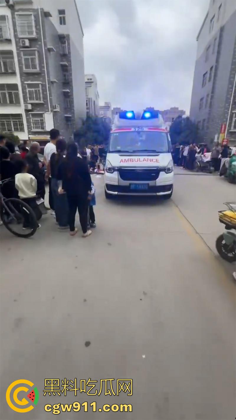 山东聊城老头怒捅邻居老太，两人早已私通，结果老太太又和别人好上了，大爷吃醋动了杀心，太刺激了！-4