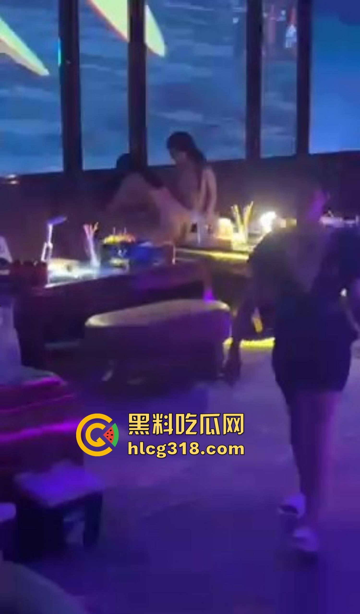 福州MK酒吧半夜淫乱失控，俩妹大厅脱光被大哥轮流狂操，咱就说也是第一次知道酒吧能玩3P！-1