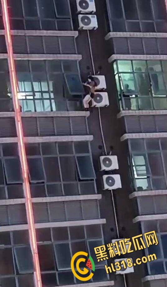 广东惠州惠东黄埠，一女子不明原因悬于窗外，不断摆脱窗户里的施救，从六楼坠落凶多极少  !-3