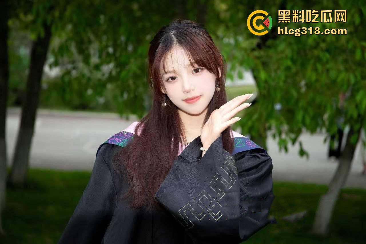 南京大学大一学妹【秦诗瑶】极品高颜值母狗，白丝开裆裤跪在地上吃主人的鸡，极具反差骚气十足！-1