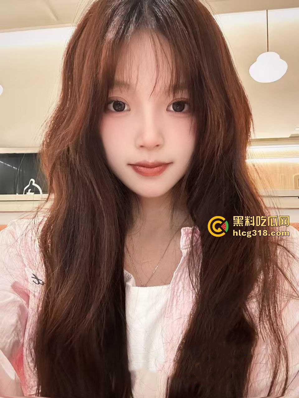 南京大学大一学妹【秦诗瑶】极品高颜值母狗，白丝开裆裤跪在地上吃主人的鸡，极具反差骚气十足！-2