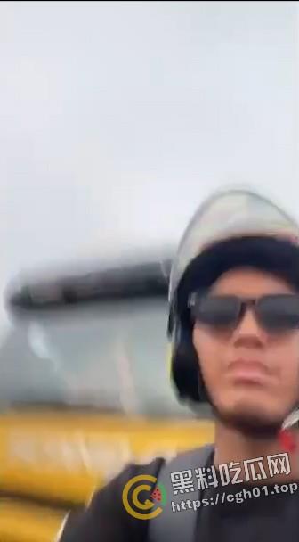 分头行动!男子骑摩托车玩手机被卡车冲撞 当场人头分离 现场血腥画面流出-1