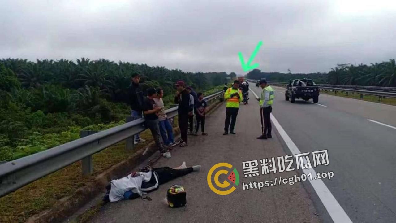 分头行动!男子骑摩托车玩手机被卡车冲撞 当场人头分离 现场血腥画面流出-3