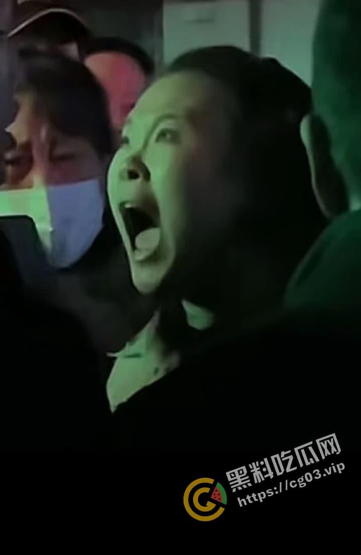 咆哮姐 携父勇闯红灯 趾高气昂大骂路人  舌战群儒 气势磅礴 狗见了都要绕道-1