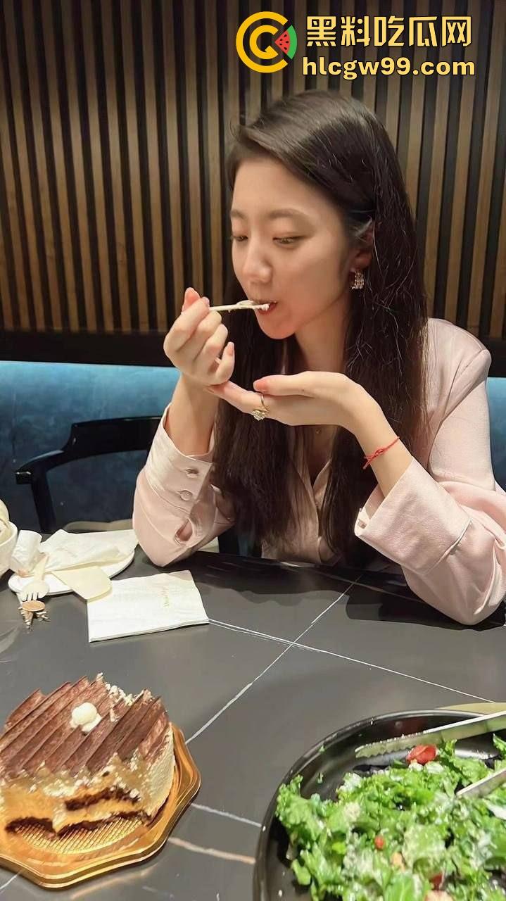 警花『张津瑜』的家宴传奇，现任老公家人认证，瓜圈真神再现江湖，天不生张津瑜，瓜圈万古如长夜！-5