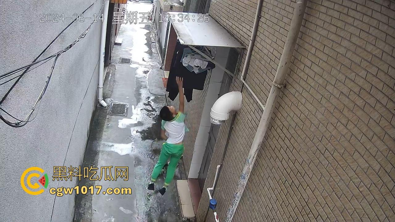 戴着红领巾偷丝袜！小学生大胆偷取少妇原味衣物，身高不够工具来凑，白袜丝袜统统收入囊中，原味控从小练起！-9