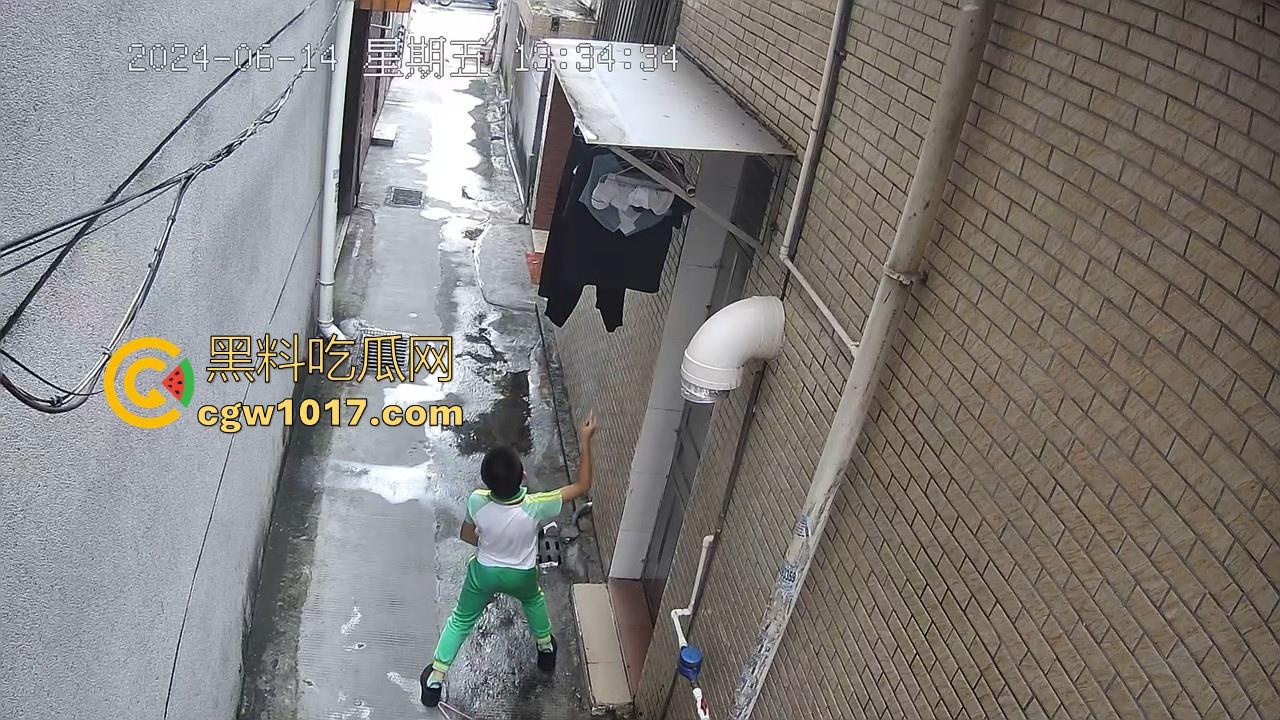 戴着红领巾偷丝袜！小学生大胆偷取少妇原味衣物，身高不够工具来凑，白袜丝袜统统收入囊中，原味控从小练起！-10