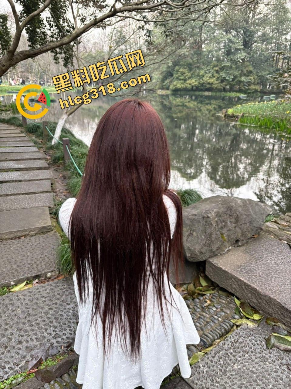 什么反人类操作?一边舔一边插,双飞还能左右开弓还能翻身换位,这身体素质简直是性爱奥运金牌级!-4