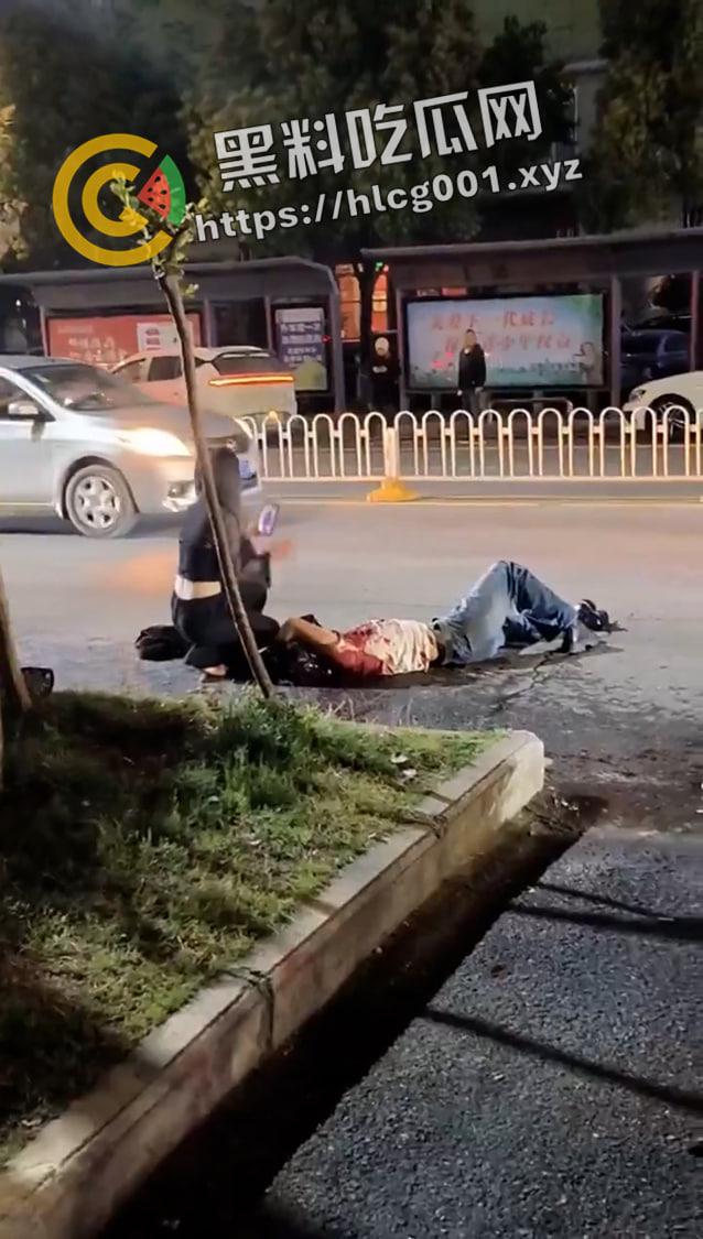 武汉工程科技学院门口血案！女友出轨 男子捅死小三 这就是爱啊 现场血腥视频流出-4