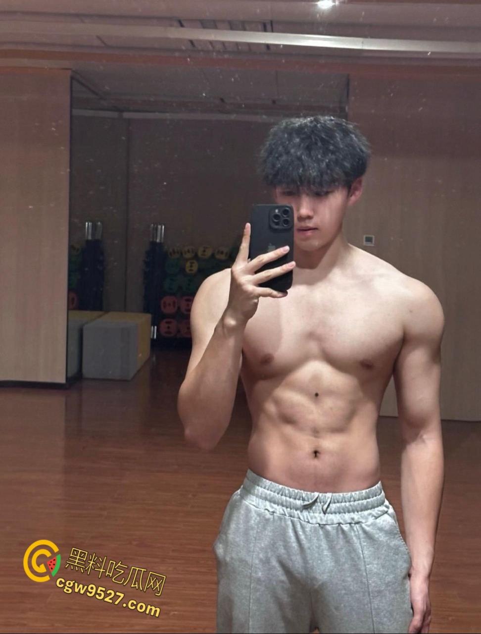 北体黑皮体育生【李辉】，体育生荷尔蒙分泌旺盛，兽性爆发猛猛打桩，爆操蹂躏巨乳女大学生 ！-2