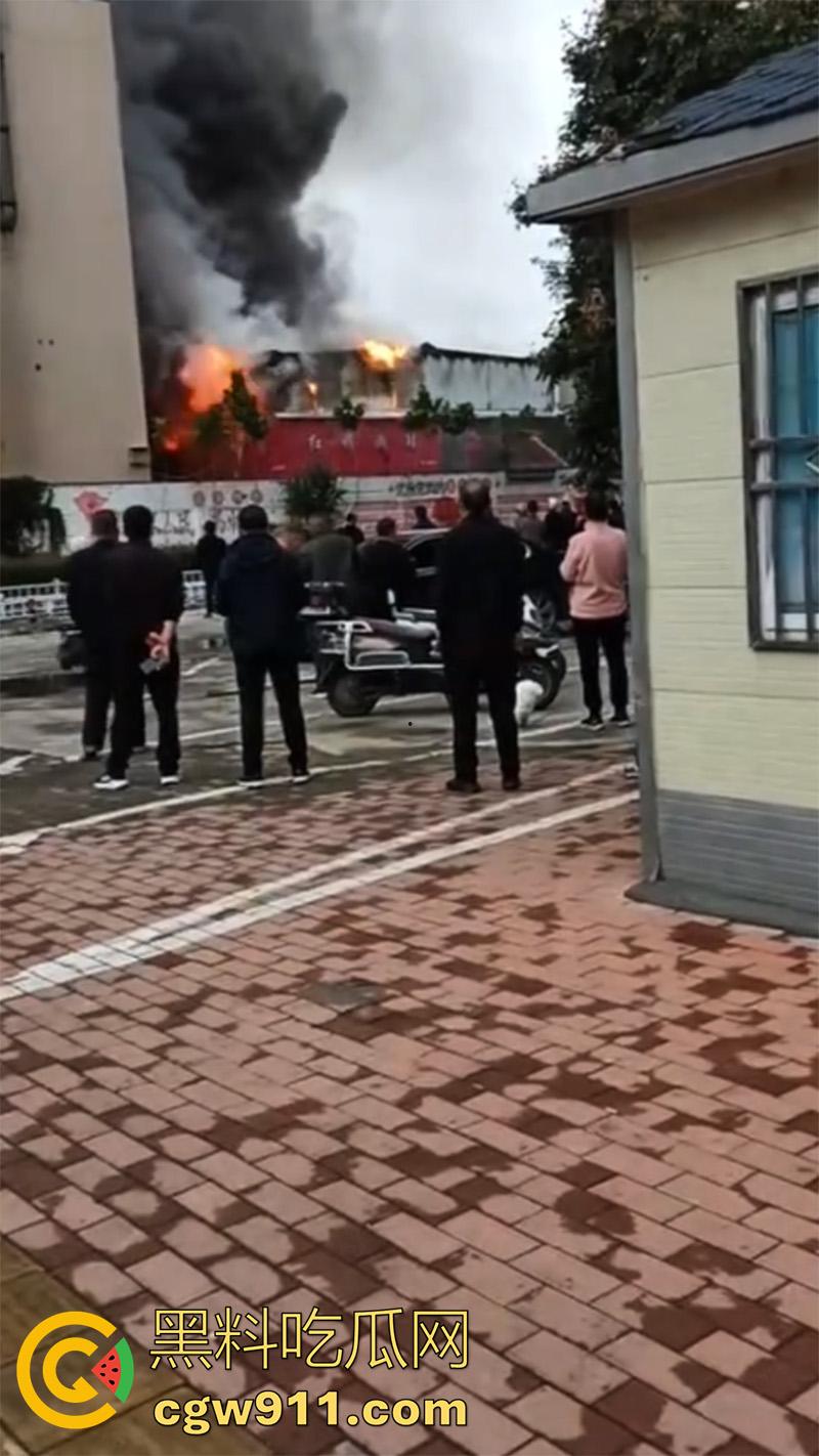 郑州市二七区合盛鞋城,上午发生重大火灾,据说这个鞋城已经是第二次着火,距上一次着火仅过去几个月!-2