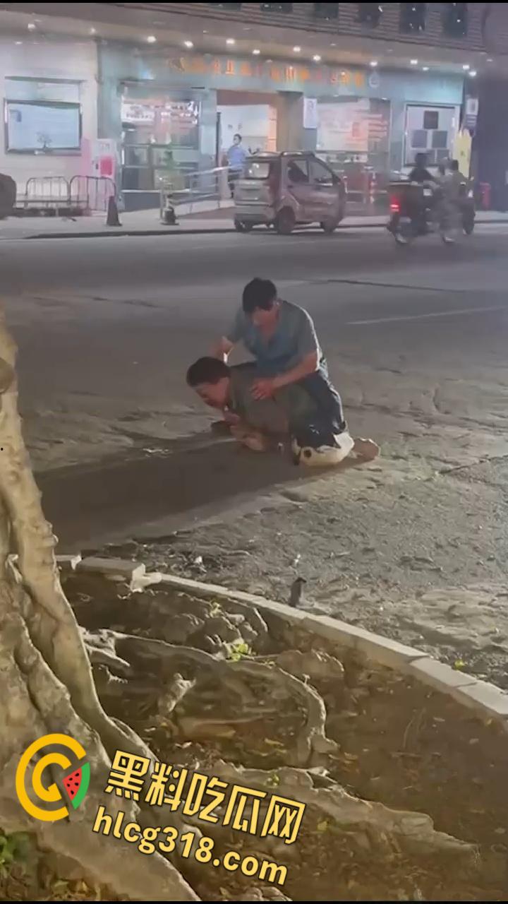 新会新桥路头盔男持刀砍人,被打男子被狠狠按在地上,一刀接着一刀,场面血腥 !-4