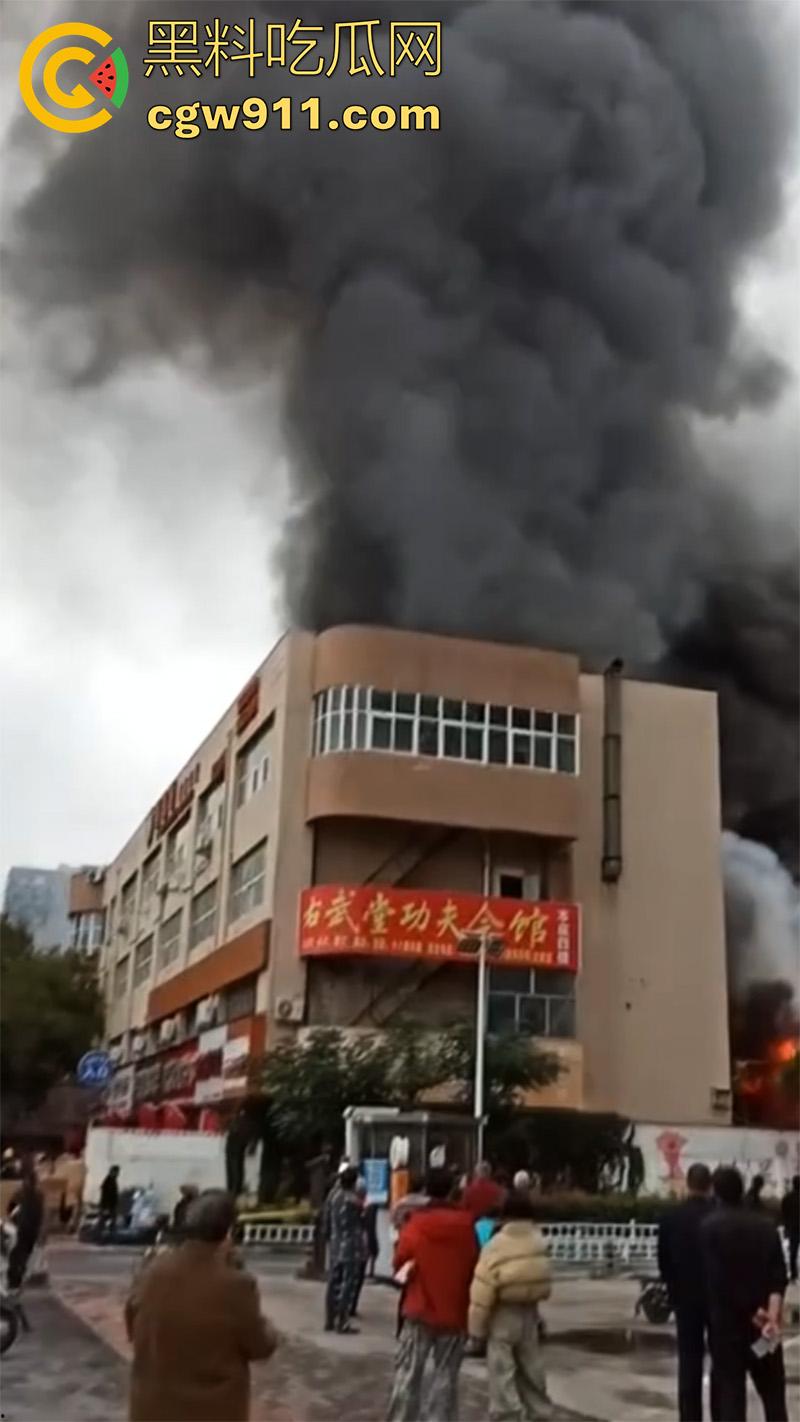 郑州市二七区合盛鞋城,上午发生重大火灾,据说这个鞋城已经是第二次着火,距上一次着火仅过去几个月!-3