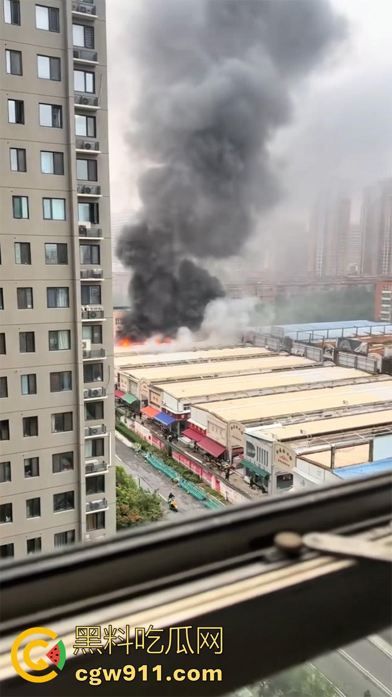 郑州市二七区合盛鞋城,上午发生重大火灾,据说这个鞋城已经是第二次着火,距上一次着火仅过去几个月!-4