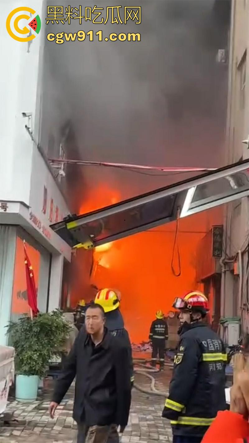 郑州市二七区合盛鞋城,上午发生重大火灾,据说这个鞋城已经是第二次着火,距上一次着火仅过去几个月!-6