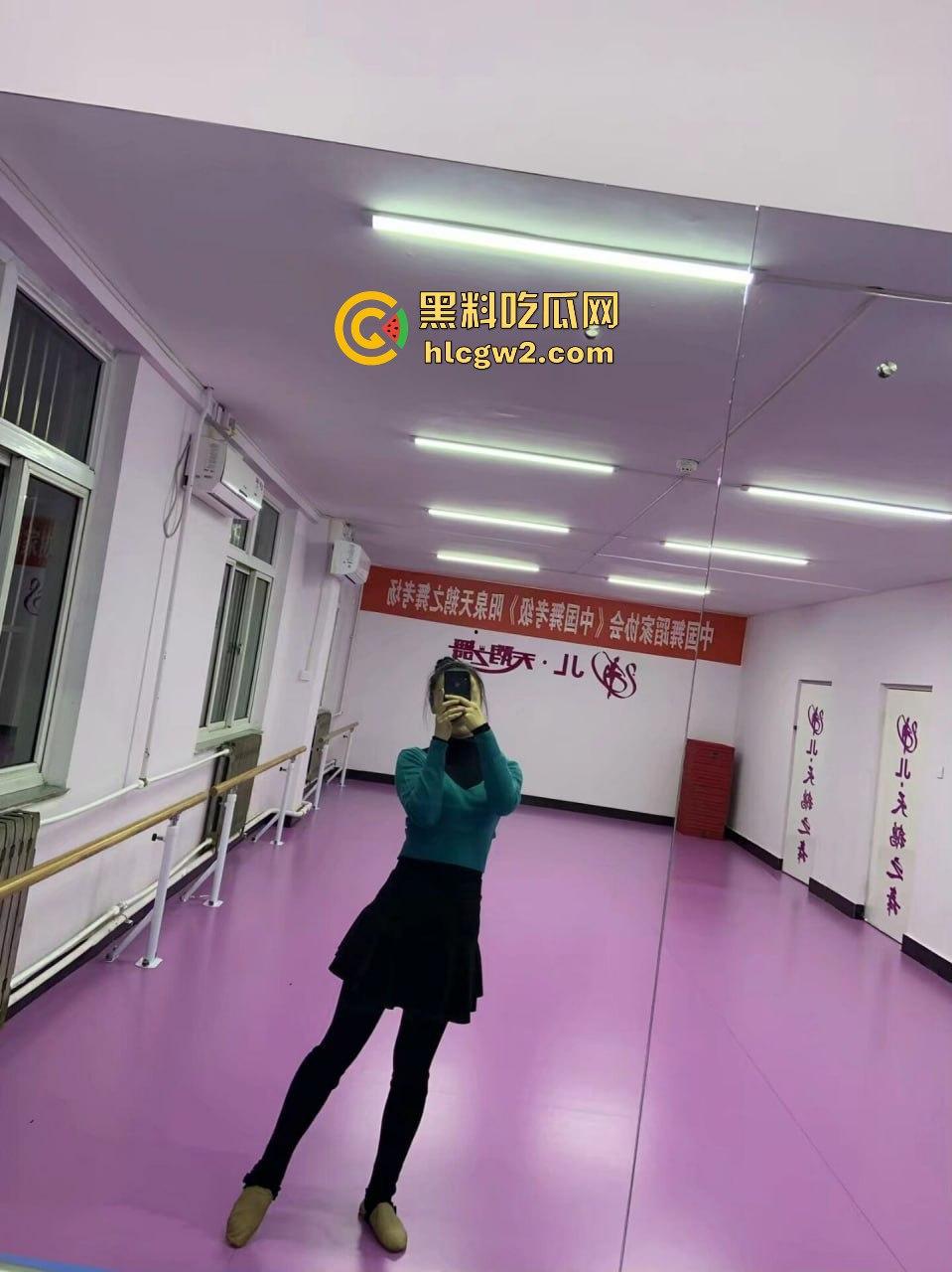 山西阳泉艺校舞蹈老师【靳可儿】私密自拍流出！和男友激情泄密，尺度大得看得脸红！-6