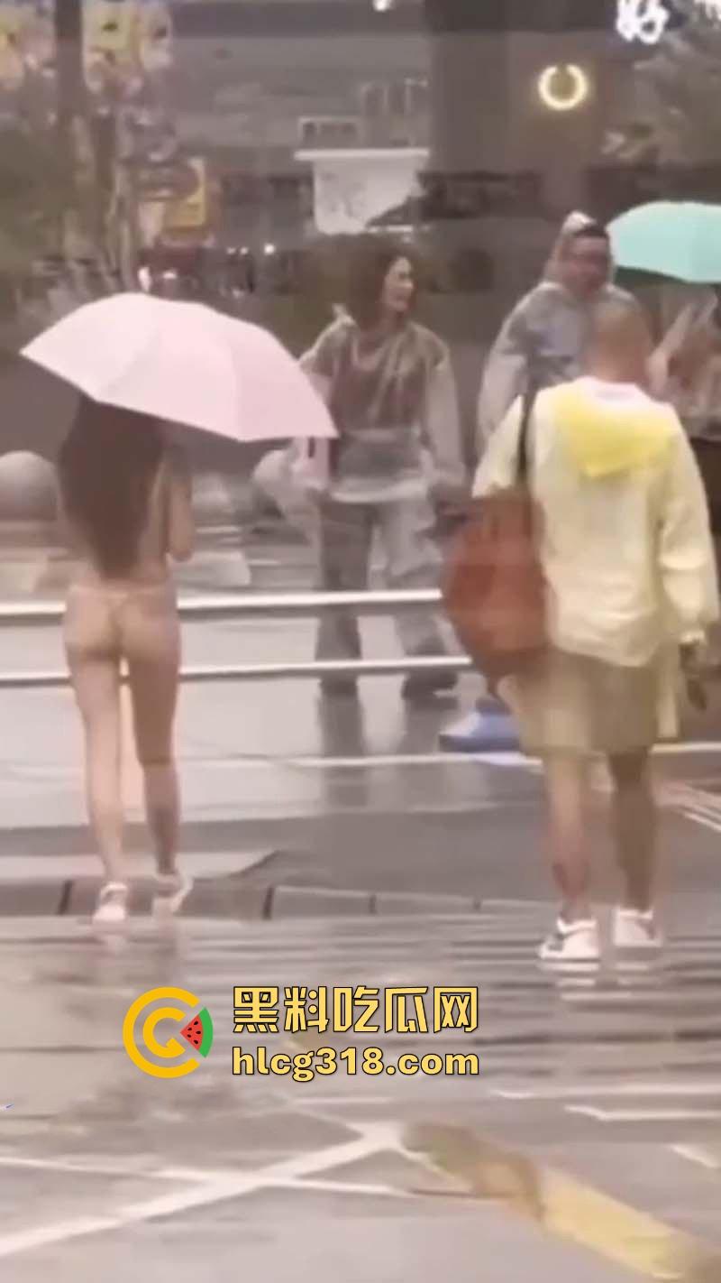 成都万象城丁字裤小仙女又杀回来了!主人最新任务 雨中撑伞漫步大秀长腿 还是熟悉的丁字裤战袍!-4