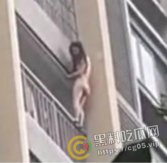 蜘蛛侠转世?发生火灾女子裸体徒手从十几层高楼爬下并安全获救 这阳台攀爬能力隔壁老王羡慕不已-1