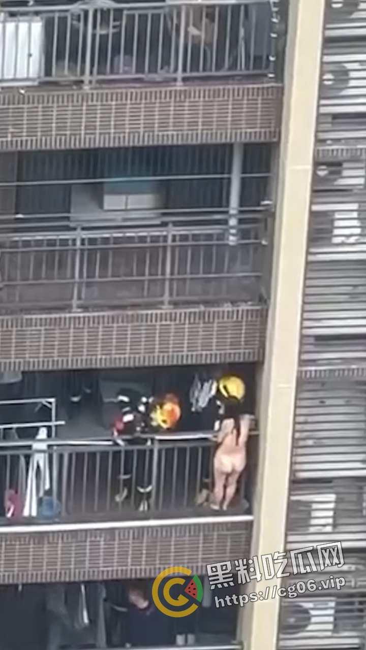 蜘蛛侠转世?发生火灾女子裸体徒手从十几层高楼爬下并安全获救 这阳台攀爬能力隔壁老王羡慕不已-6