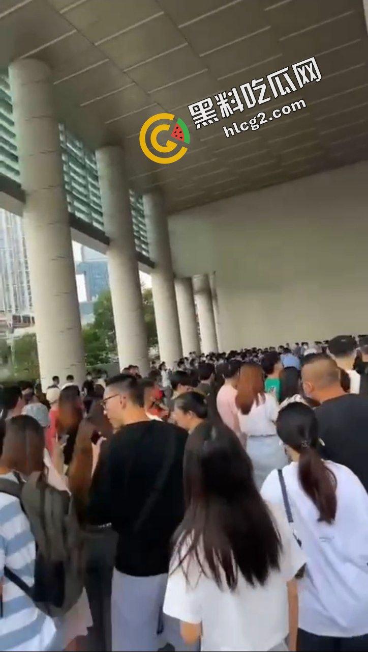 拼多多海外版Tume商家集体维权！因高额罚款 上百商家围堵拼多多广州总部 讨要说法-7