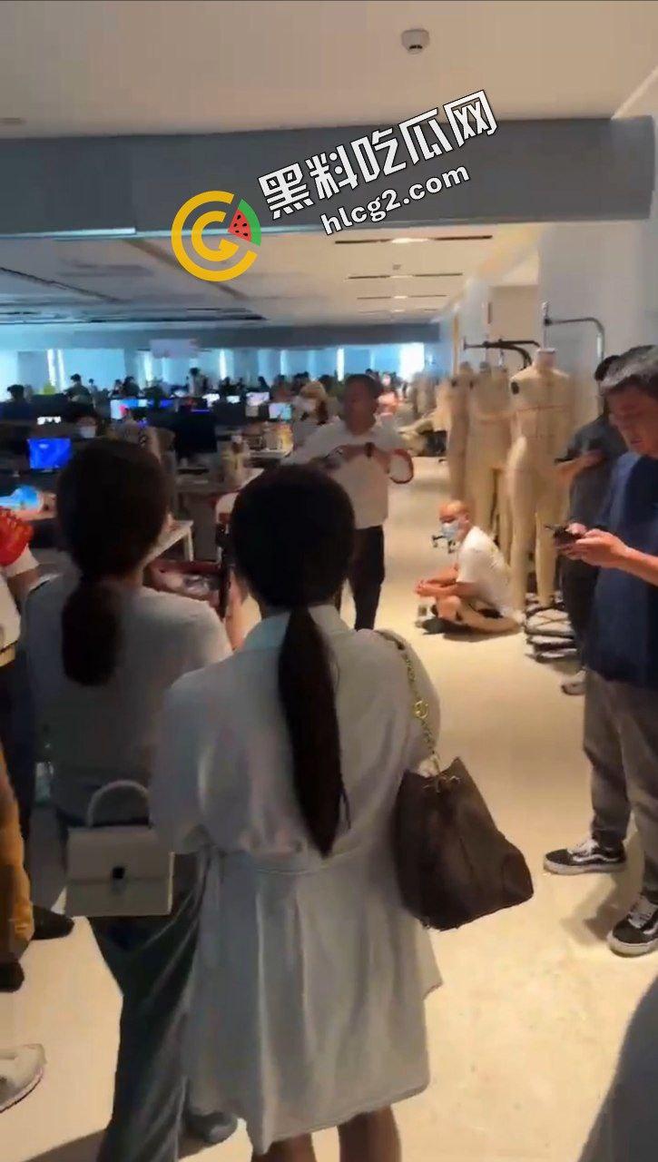 拼多多海外版Tume商家集体维权！因高额罚款 上百商家围堵拼多多广州总部 讨要说法-9