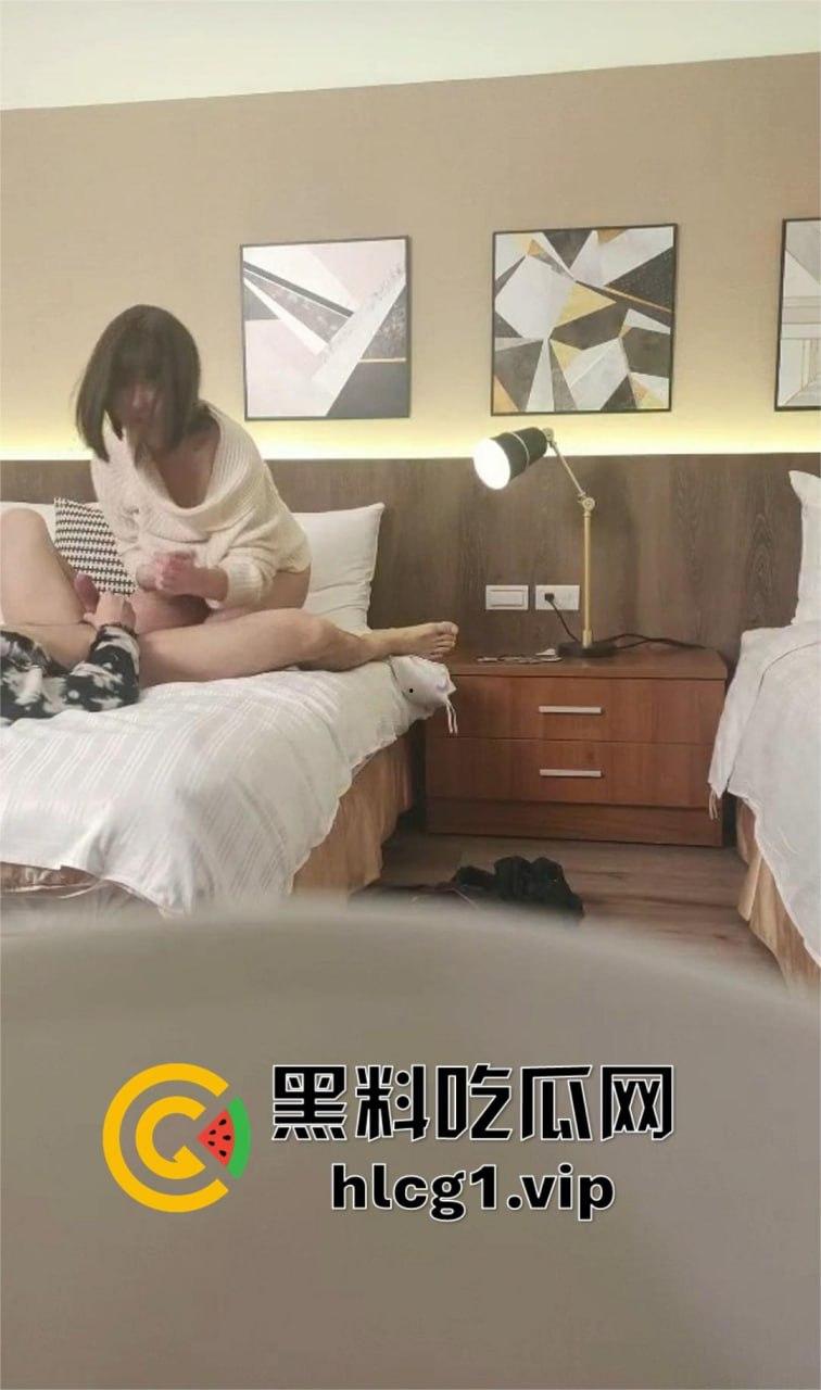 台湾AV拍摄现场被偷拍泄密,真实拍片幕后大揭秘,男女主角当众啪啪竟如此艰辛!-5