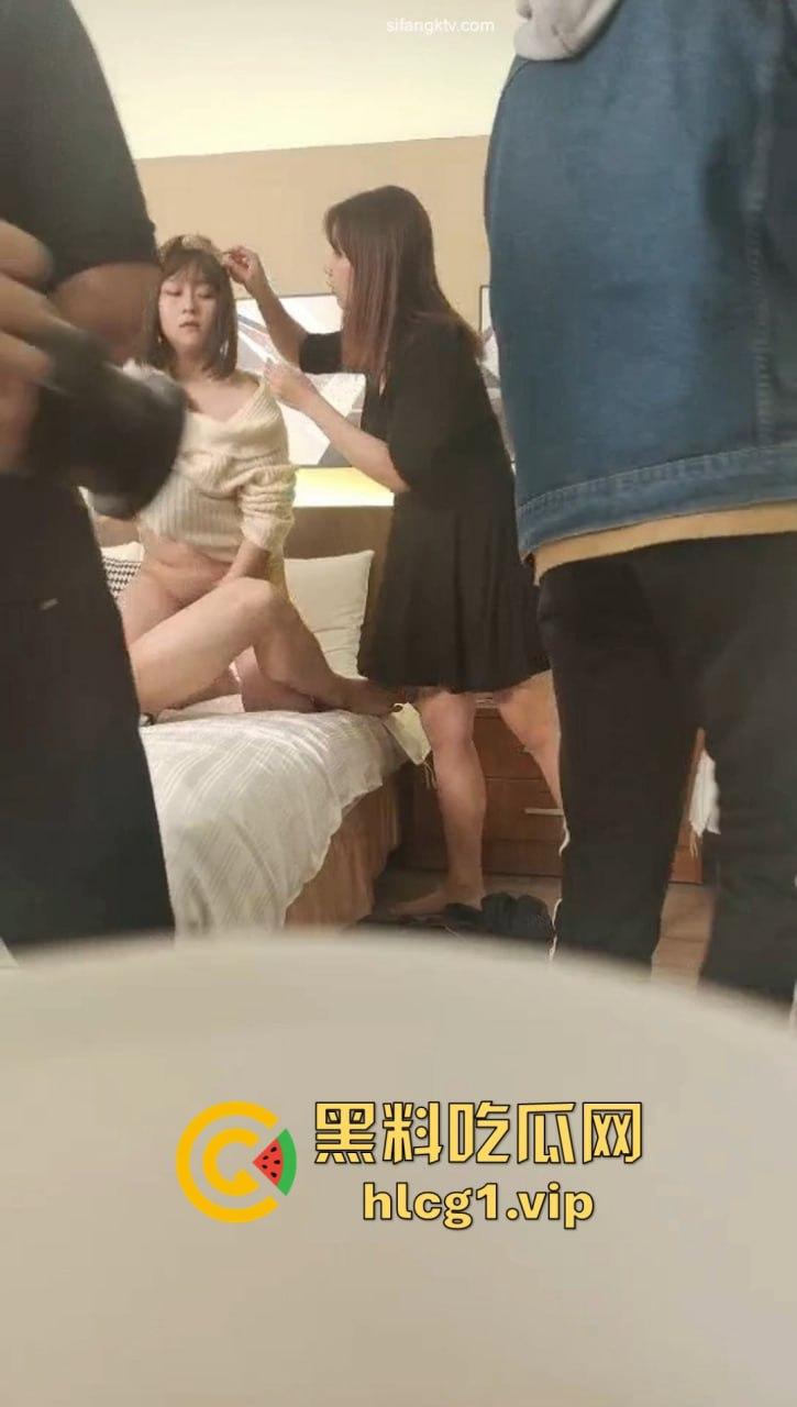 台湾AV拍摄现场被偷拍泄密,真实拍片幕后大揭秘,男女主角当众啪啪竟如此艰辛!-8