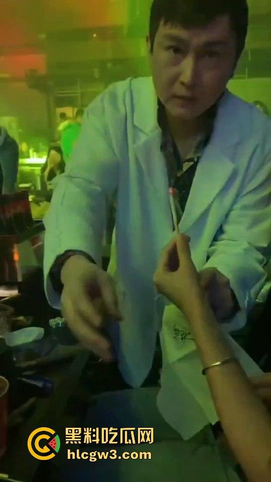 酒吧魔术大神硬核助攻!一张纸变出避孕套,妹子羞得脸红,男子笑得硬了今晚稳了!-2