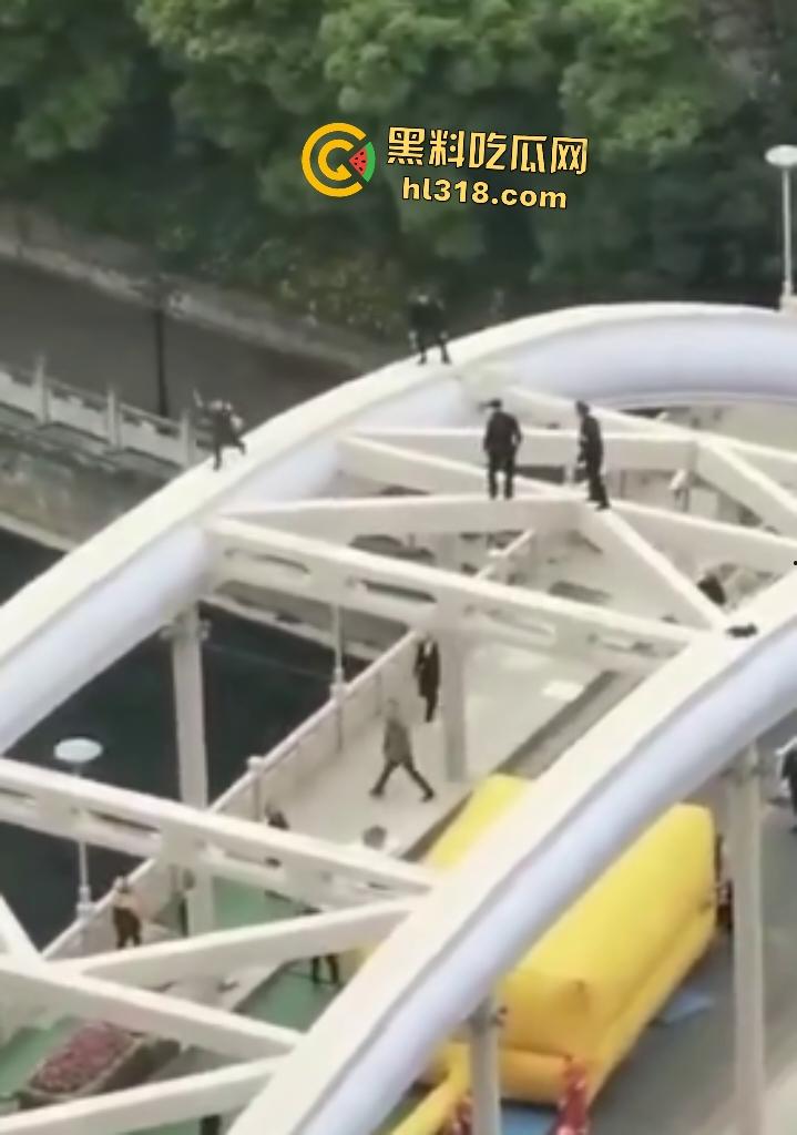 贵阳大妈桥梁上狂飙乱舞!警察冒死追捕抓不住,桥下救援队拖气垫累瘫,最后大妈自投罗网被按倒!-2