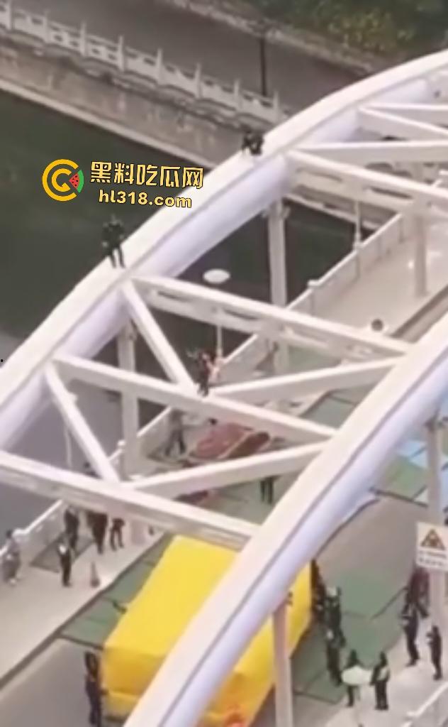 贵阳大妈桥梁上狂飙乱舞!警察冒死追捕抓不住,桥下救援队拖气垫累瘫,最后大妈自投罗网被按倒!-4