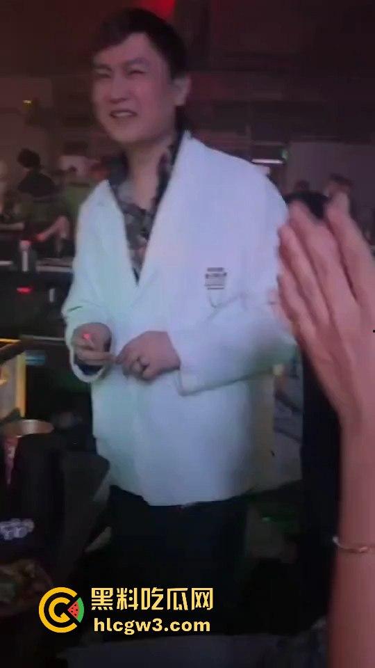 酒吧魔术大神硬核助攻!一张纸变出避孕套,妹子羞得脸红,男子笑得硬了今晚稳了!-7