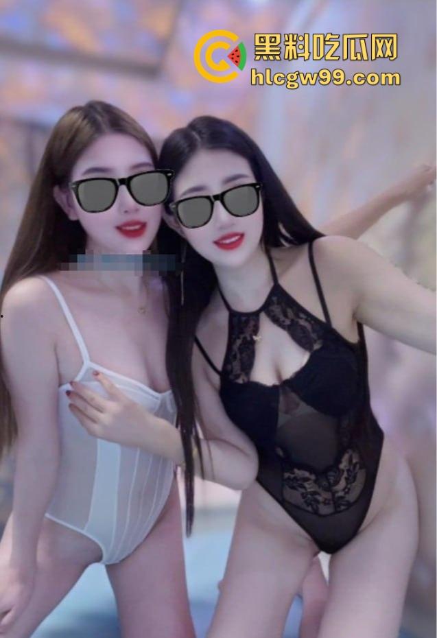 高颜值姐妹花公厕双飞体验,撅起翘臀争着迎合骚穴轮番抽插还担心被抓,完事撒尿留念,两条下贱母狗玩得花!-1