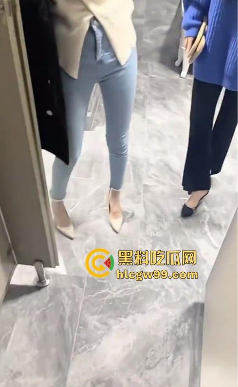 高颜值姐妹花公厕双飞体验,撅起翘臀争着迎合骚穴轮番抽插还担心被抓,完事撒尿留念,两条下贱母狗玩得花!-3