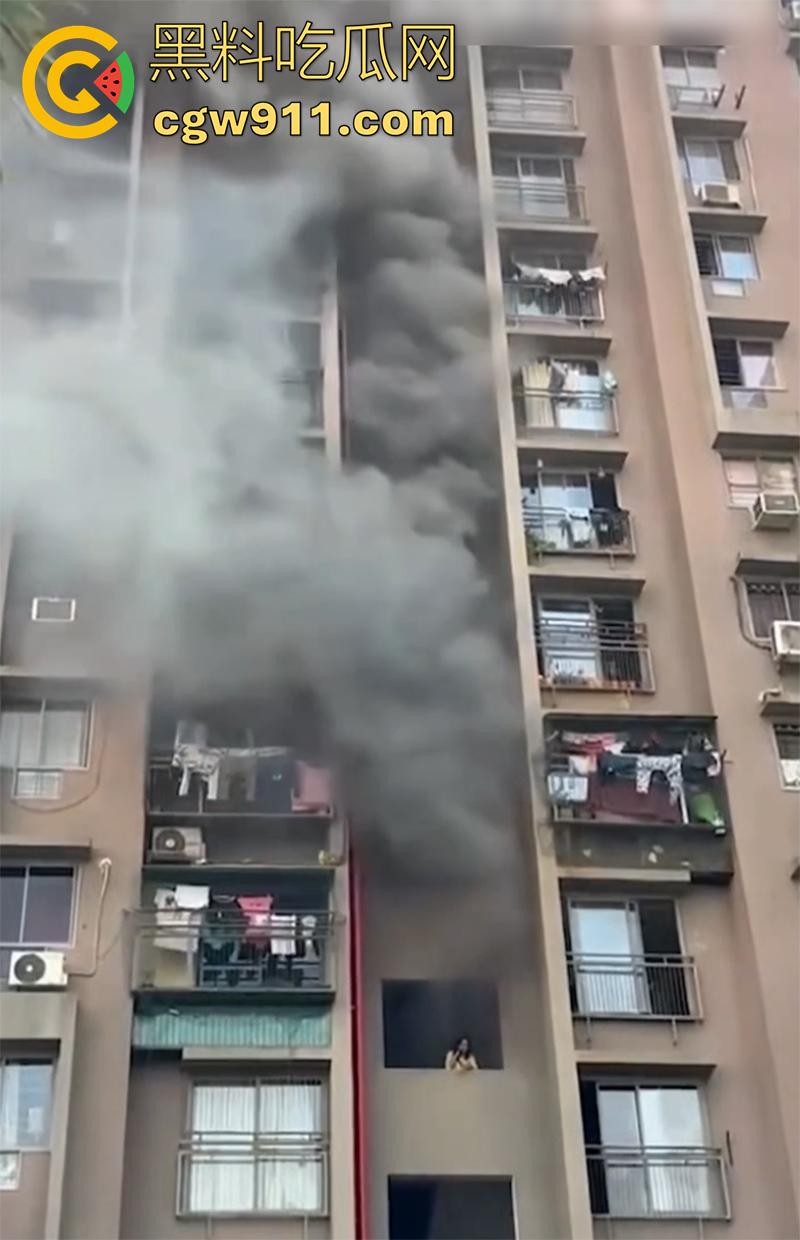 印尼某小区发生火灾,电瓶车爆燃无法下楼,两男子化身超人,在楼下窗口接孩子,实在太惊险了!-1