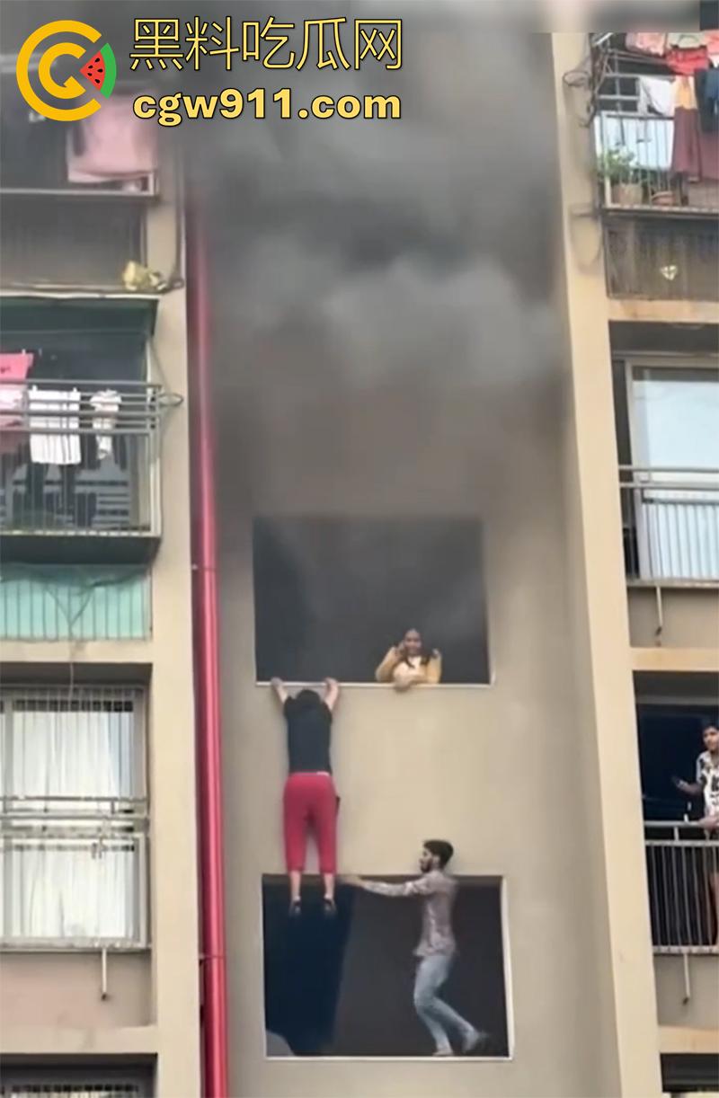 印尼某小区发生火灾,电瓶车爆燃无法下楼,两男子化身超人,在楼下窗口接孩子,实在太惊险了!-2