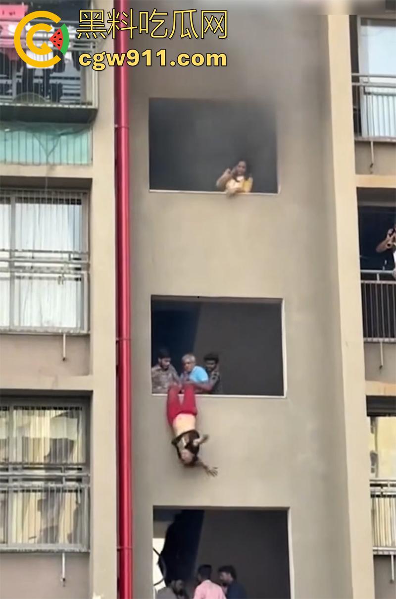 印尼某小区发生火灾,电瓶车爆燃无法下楼,两男子化身超人,在楼下窗口接孩子,实在太惊险了!-3