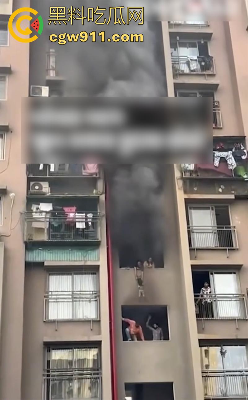 印尼某小区发生火灾,电瓶车爆燃无法下楼,两男子化身超人,在楼下窗口接孩子,实在太惊险了!-4