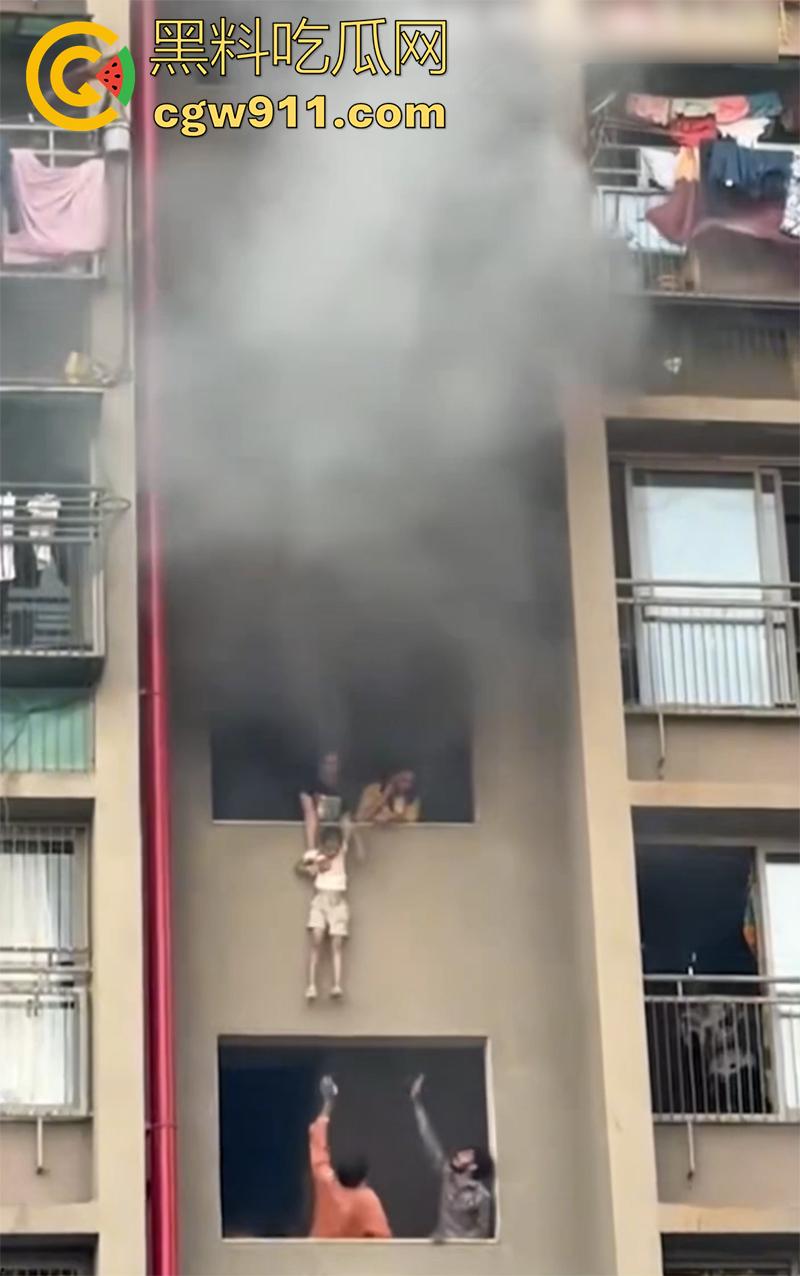 印尼某小区发生火灾,电瓶车爆燃无法下楼,两男子化身超人,在楼下窗口接孩子,实在太惊险了!-5