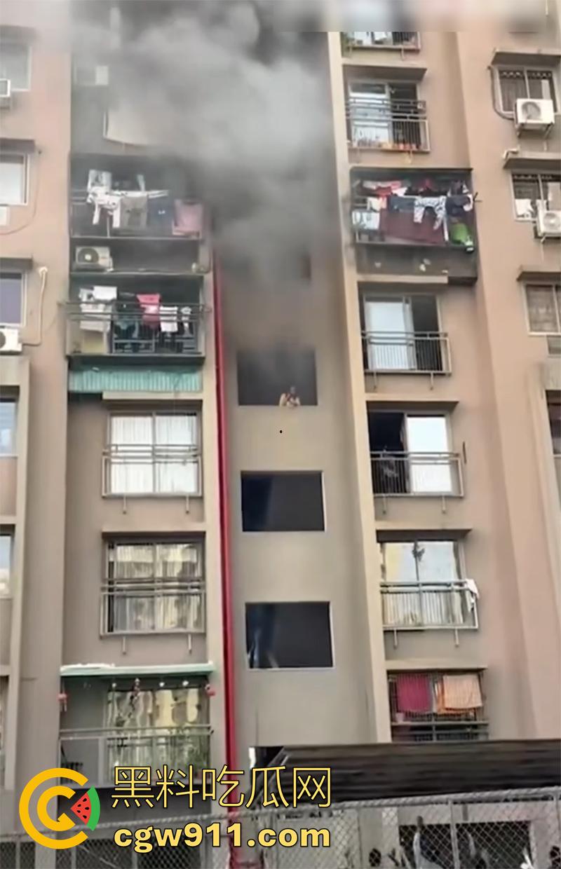 印尼某小区发生火灾,电瓶车爆燃无法下楼,两男子化身超人,在楼下窗口接孩子,实在太惊险了!-7