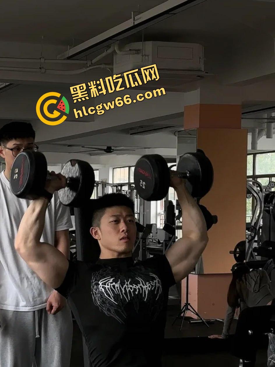 成都饥渴小骚0酒店三人行!召唤两个健身教练轮草他,亲摸舔操爽翻天!-1