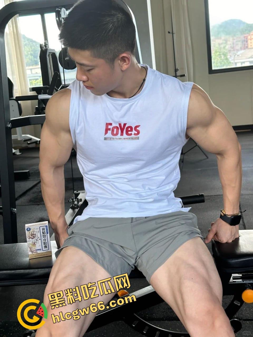 成都饥渴小骚0酒店三人行!召唤两个健身教练轮草他,亲摸舔操爽翻天!-2