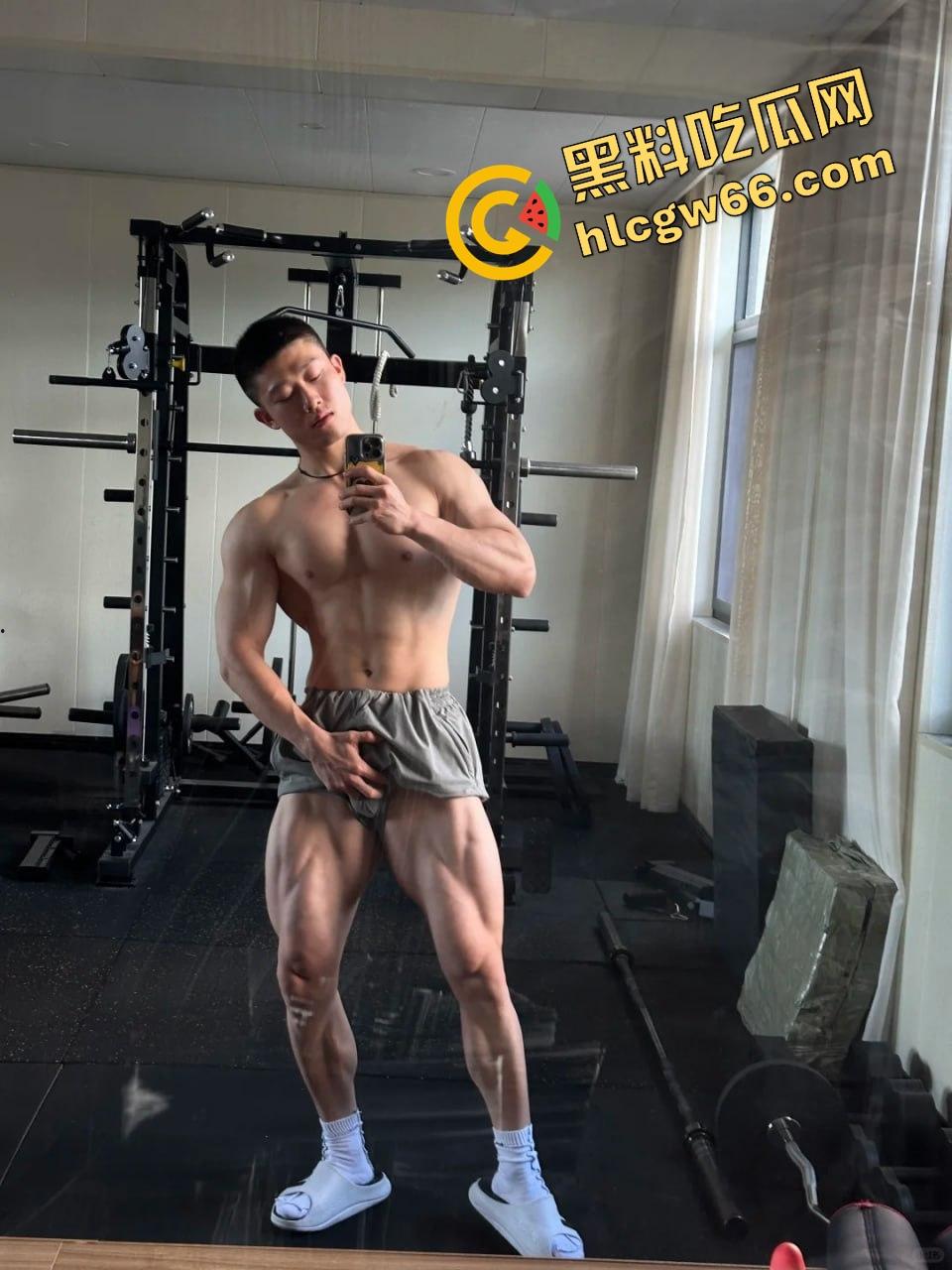 成都饥渴小骚0酒店三人行!召唤两个健身教练轮草他,亲摸舔操爽翻天!-3