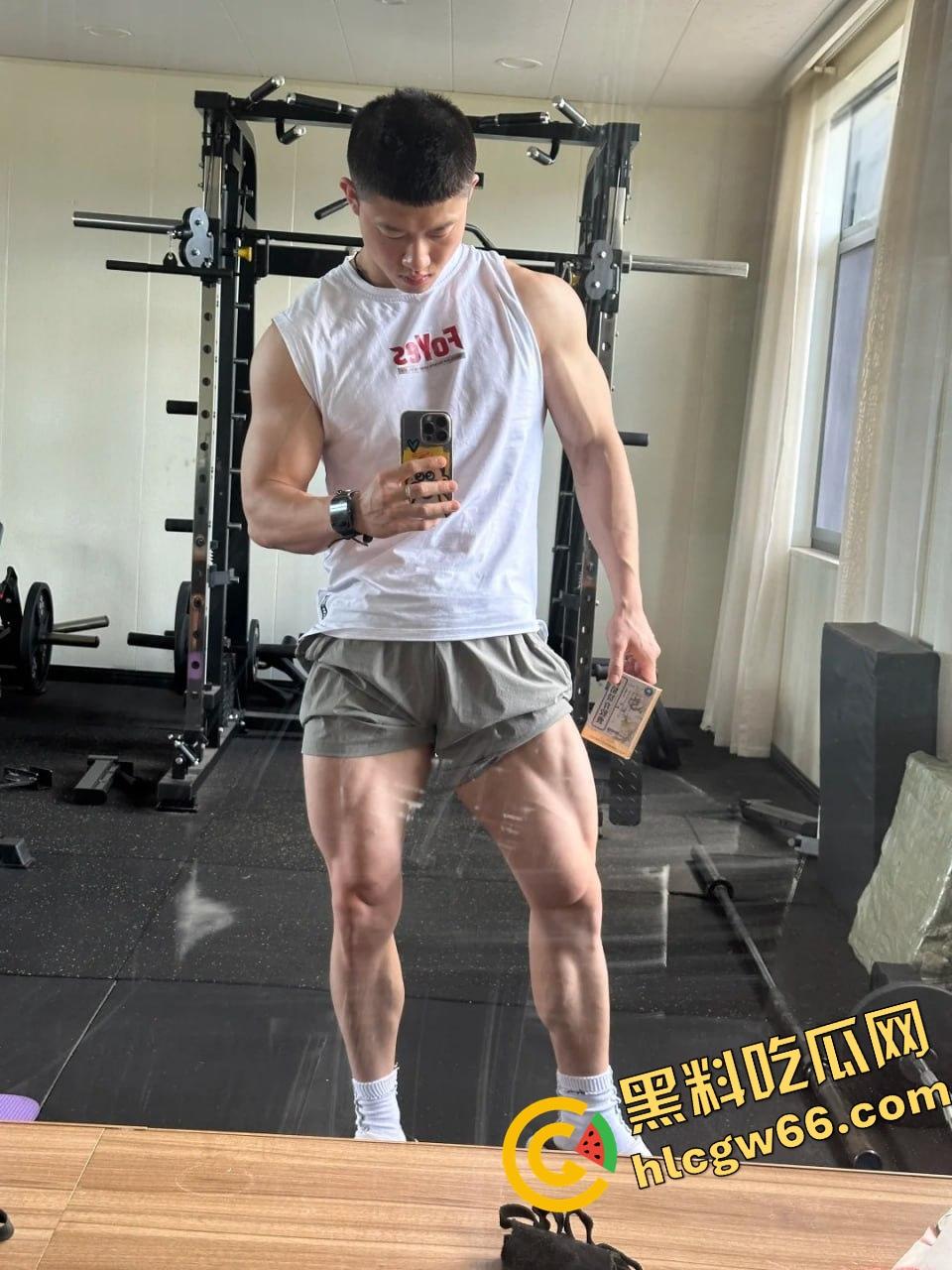 成都饥渴小骚0酒店三人行!召唤两个健身教练轮草他,亲摸舔操爽翻天!-4